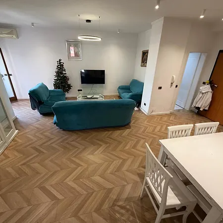 Apartman Square 9 *