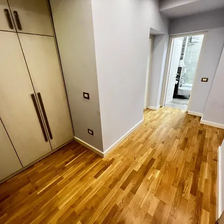 Square 9 Тирана