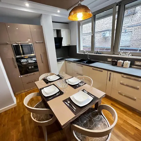 Apartament Square 9 *