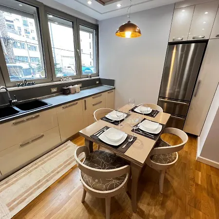 Square 9 * Тирана